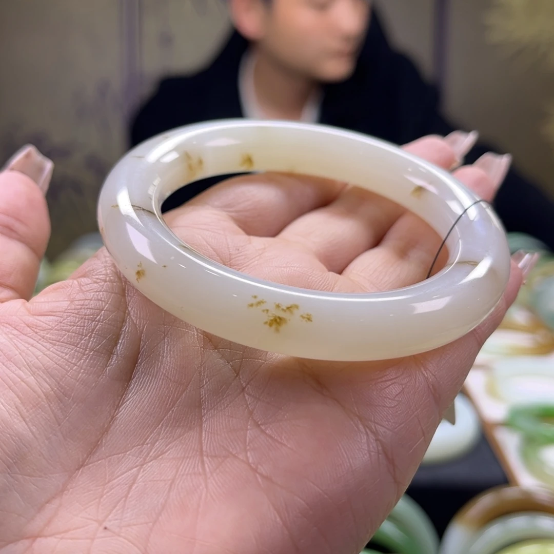 和田玉未镶嵌手镯