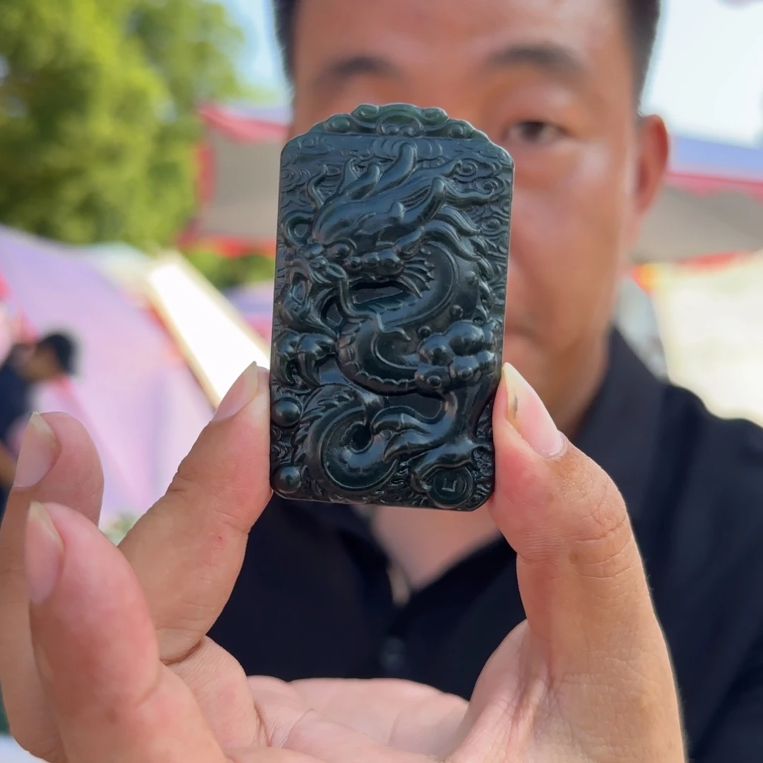 和田玉未镶嵌颈饰双面雕工