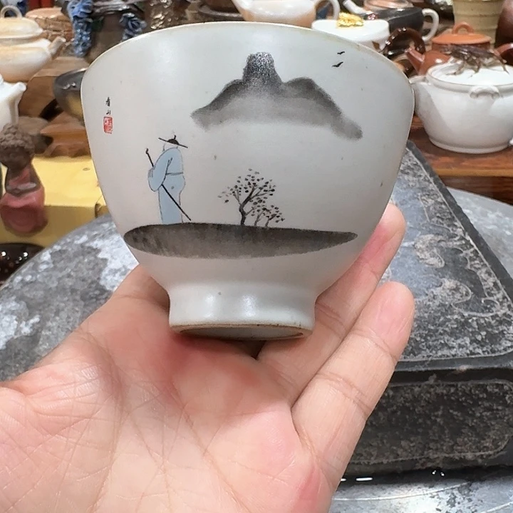 汝瓷杯一个。品茗赏