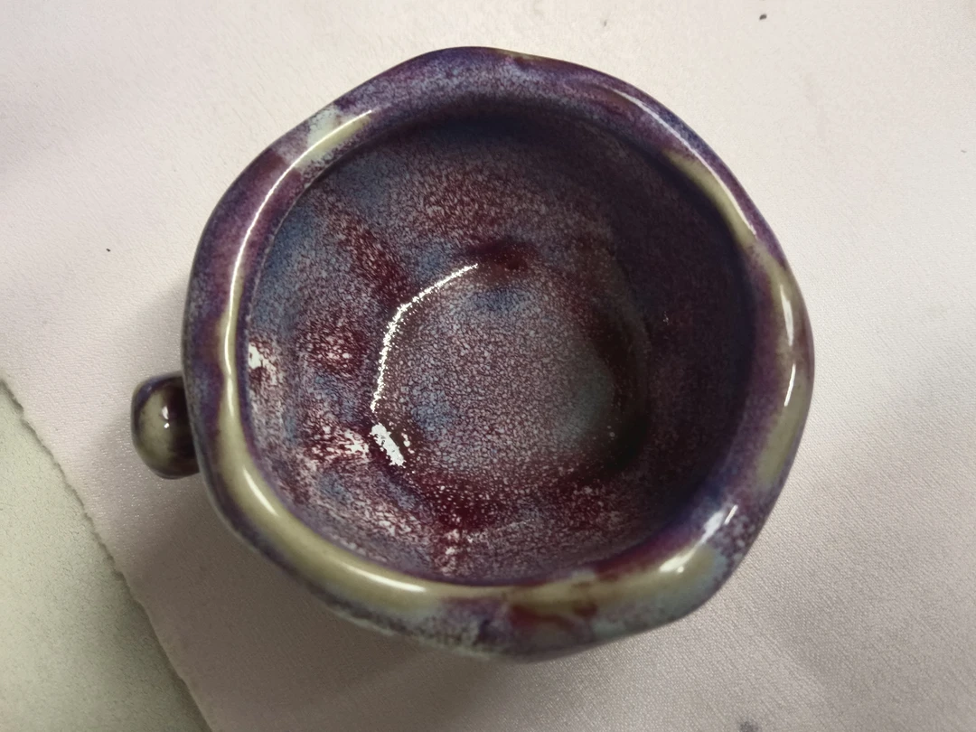钧瓷荷叶口杯子。器型规整。