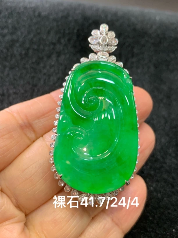 天然缅甸翡翠A货冰种阳绿如意吊坠佩戴时尚优雅