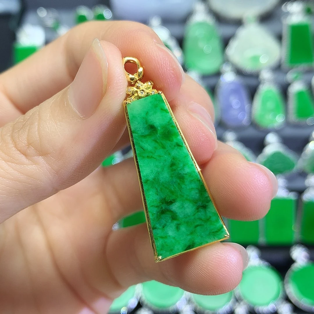 翡翠18K金镶嵌颈饰吊坠