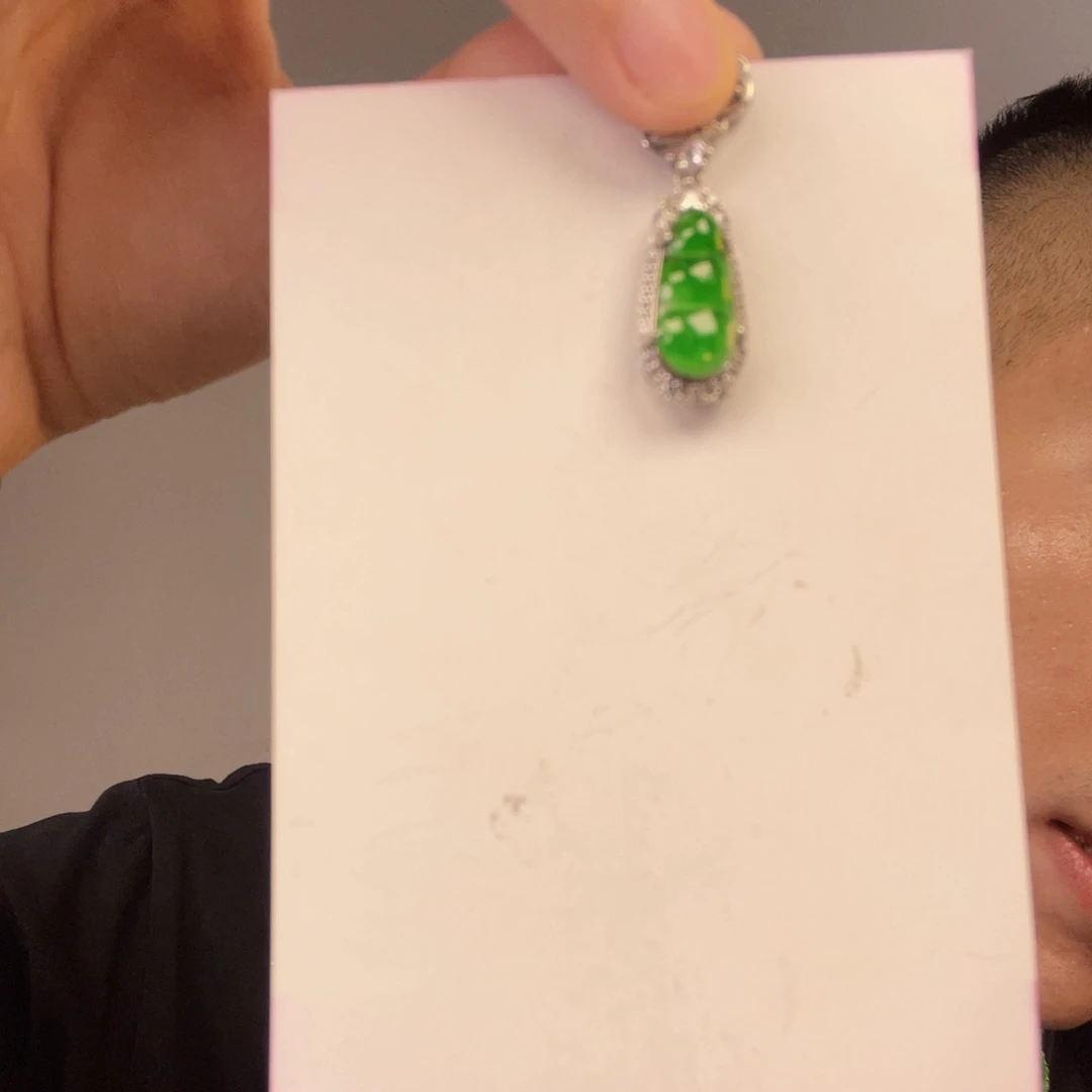 翡翠未镶嵌颈饰一件
