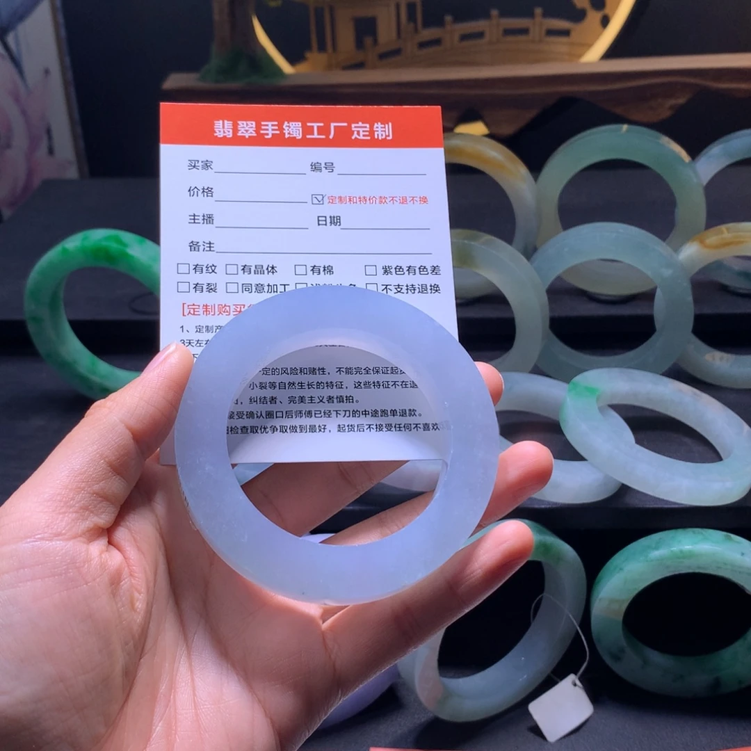 小***星定制翡翠未镶嵌翡翠手镯