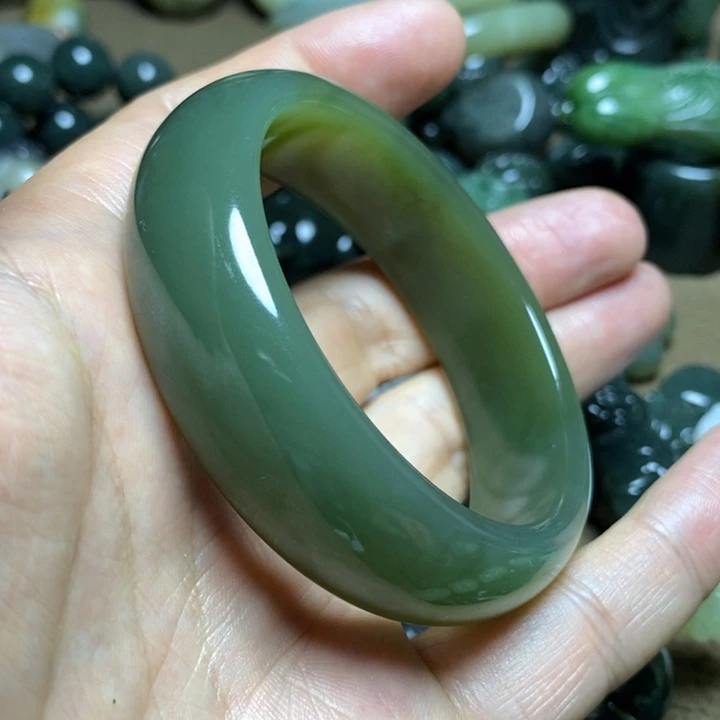 抹***绿和田玉未镶嵌颈饰