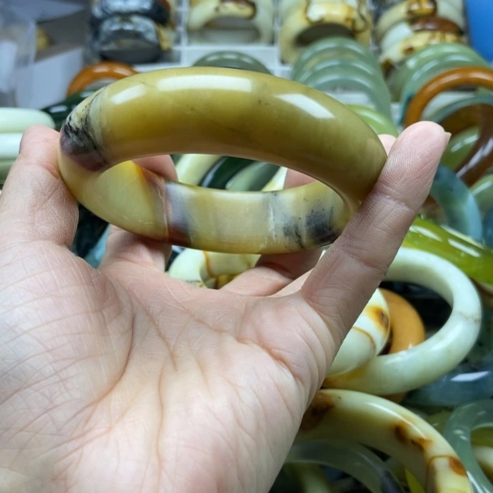 蛇纹石玉未镶嵌手镯一**变