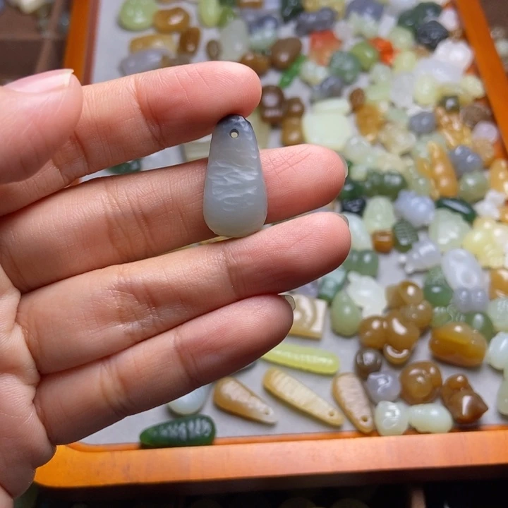 芊***芊颈饰未镶嵌和田玉