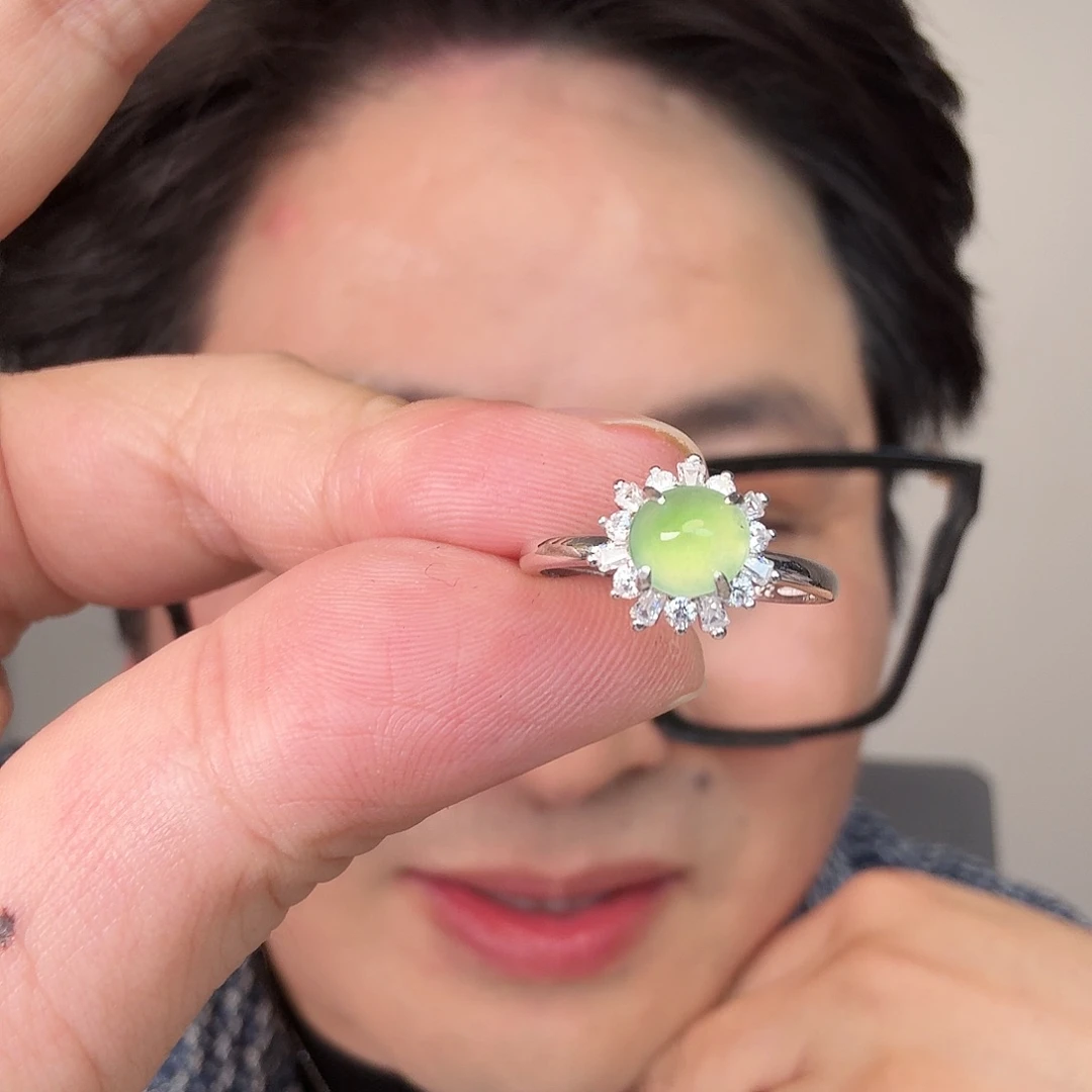 翡翠未镶嵌颈饰一件