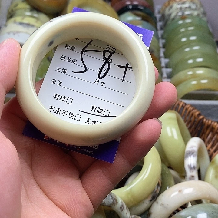 未镶嵌蛇纹石玉手镯是***~