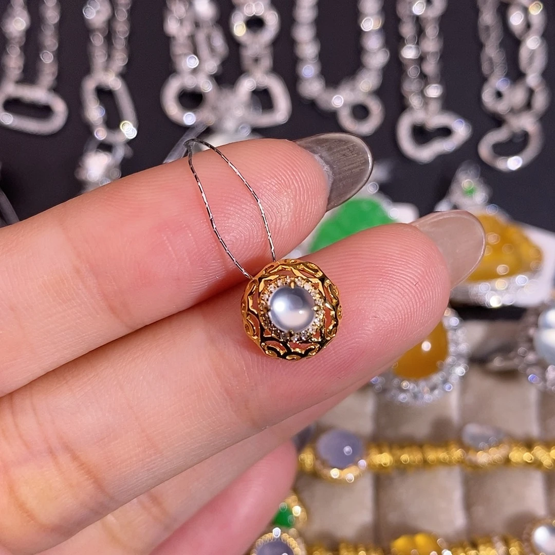 翡翠18K金镶嵌颈饰吊坠