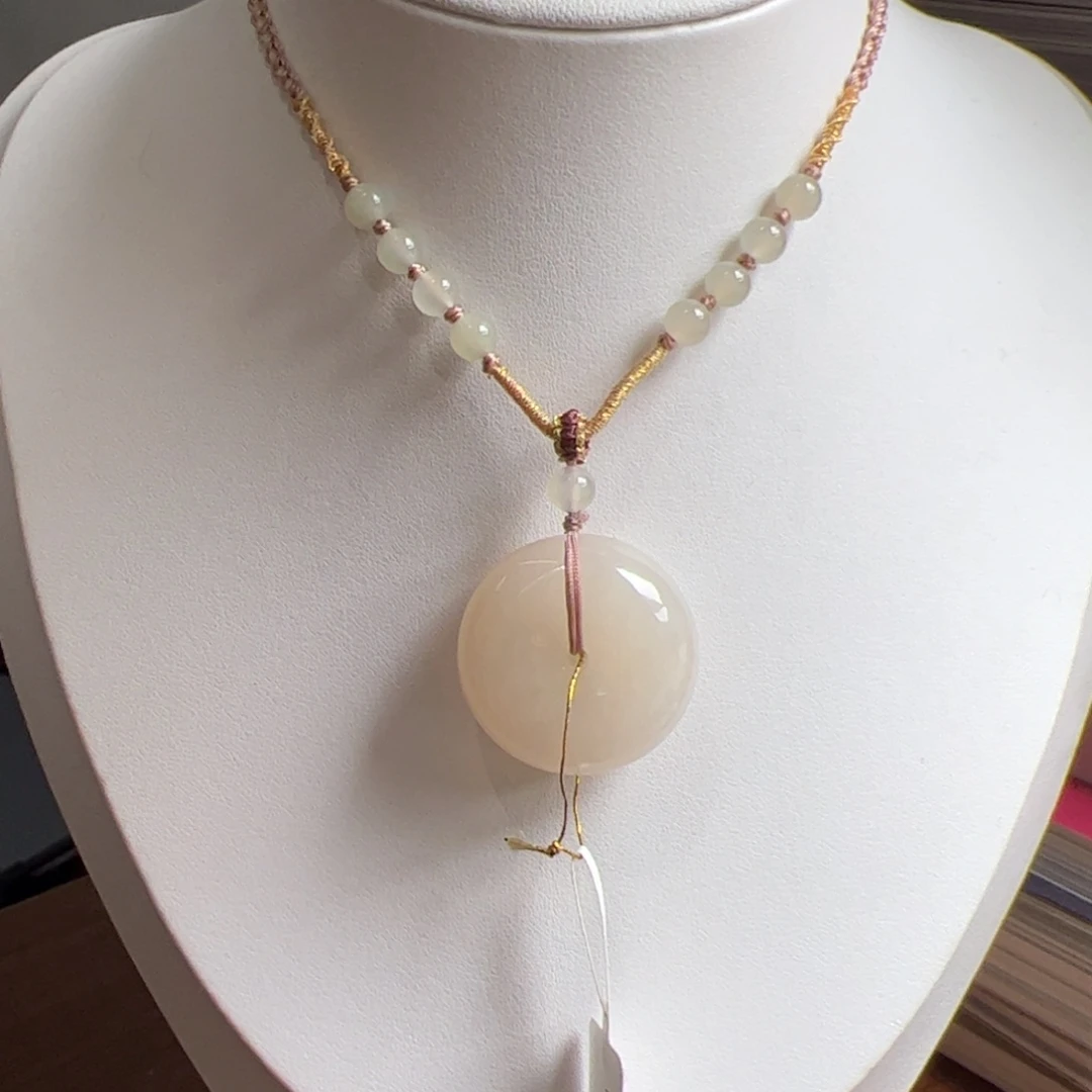 小***晴和田玉未镶嵌颈饰