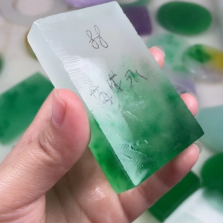 石英质玉（非洲翠）未镶嵌珠宝半成品