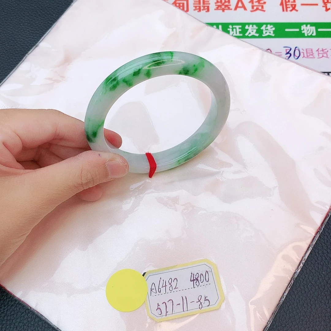 翡翠手镯未镶嵌翡翠