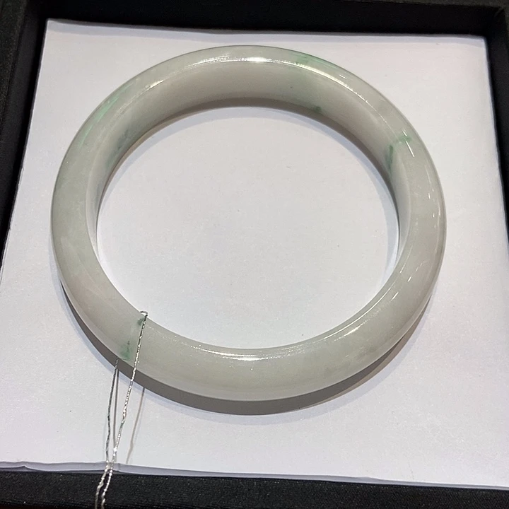 翡翠手镯未镶嵌玉镯