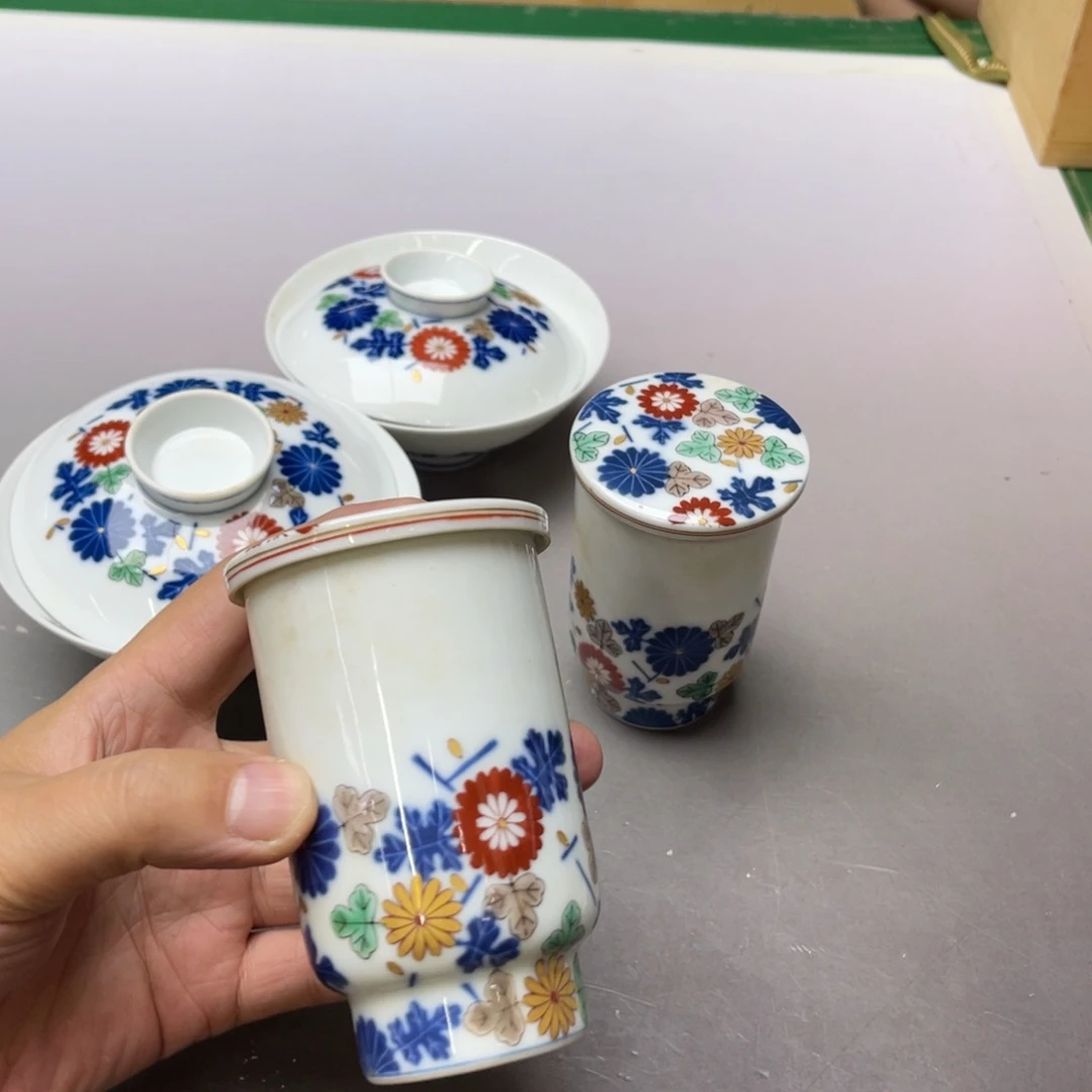 听***白瓷片密密麻麻地铺满一层