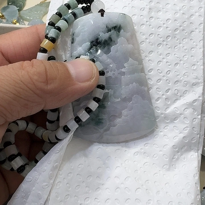 翡翠未镶嵌颈饰山水