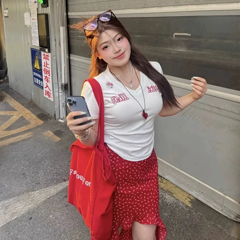 微胖MM显瘦修身时尚刺绣设计KT猫字母夏季v领短袖T恤女