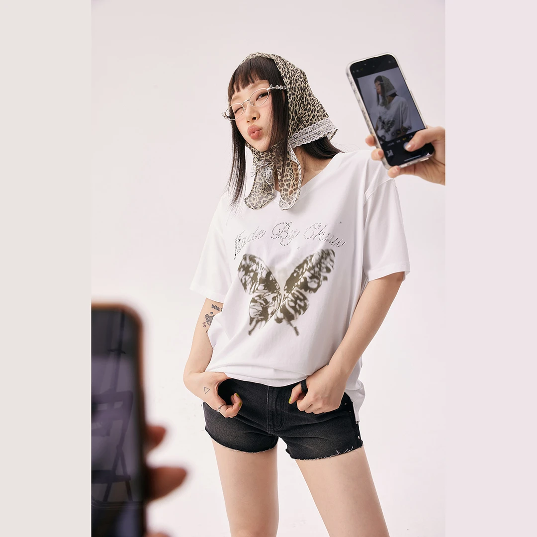 CHUU金属字母设计蝴蝶印花复古风百搭V领短袖宽松辣妹T恤