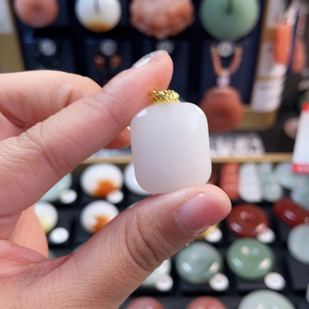 颈饰未镶嵌石英质玉