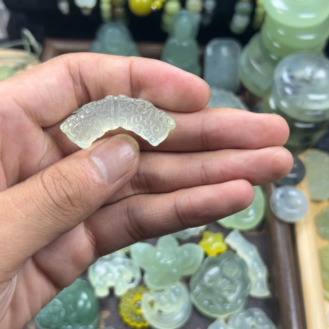 今***睡未镶嵌蛇纹石玉颈饰玉衡二号