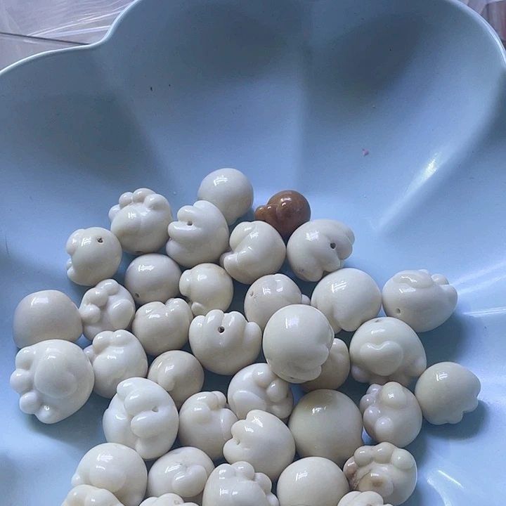 白玉菩提吊坠微瑕象牙果爱心猫爪二个