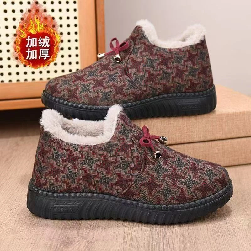冬季鞋女加绒保暖老人奶奶棉靴中老年妈妈鞋短靴Z