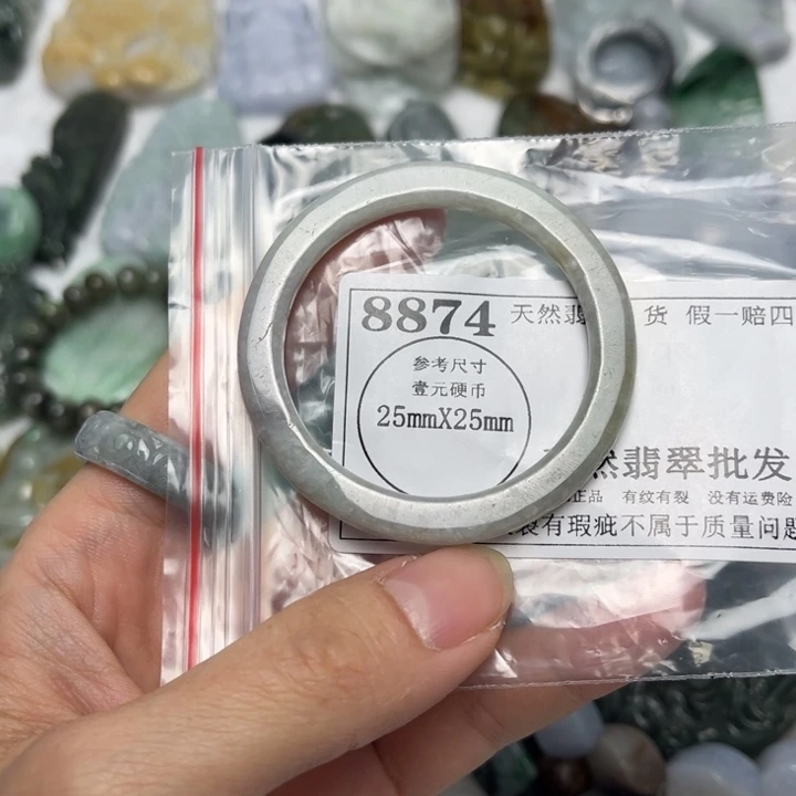 翡翠未镶嵌颈饰8874瑕疵