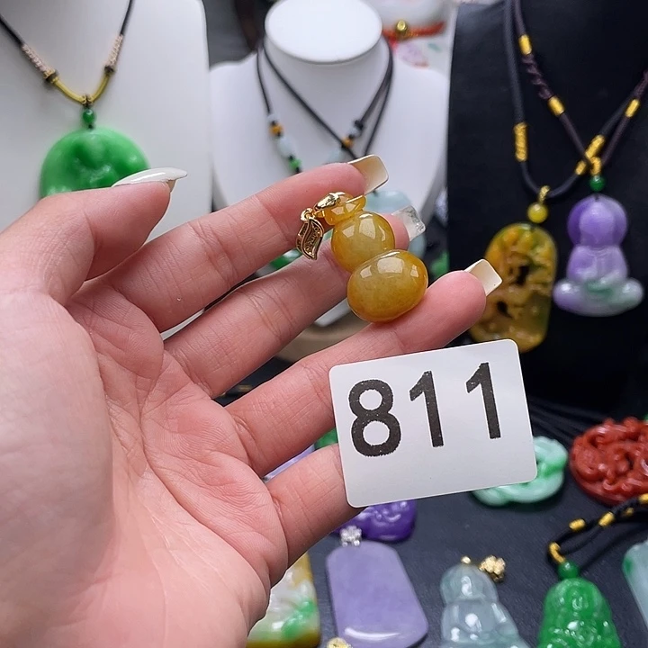 翡翠未镶嵌吊坠(赠链)
