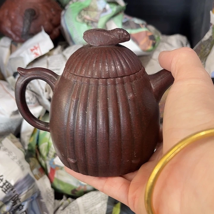 茶壶紫泥原矿泥料手工制作的一把紫砂壶。