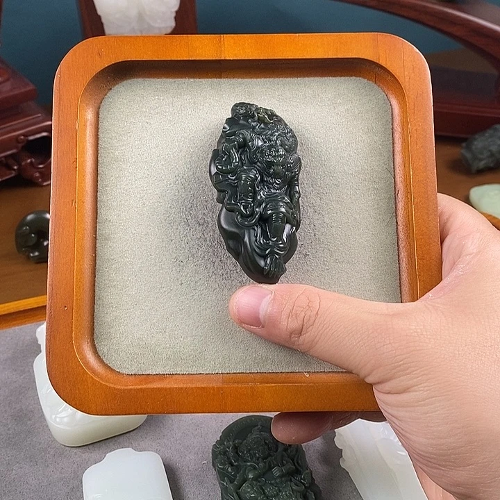 和田玉未镶嵌颈饰斗战胜佛