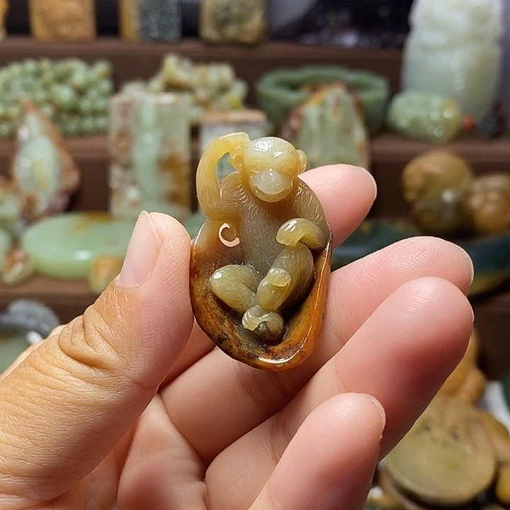 颈饰未镶嵌岫岩河磨玉（透闪石质玉）