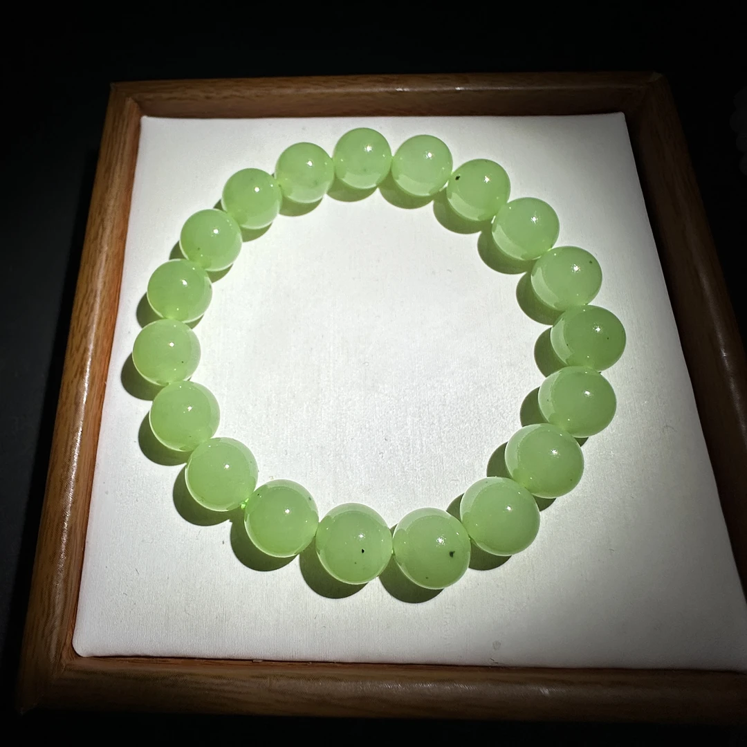 和田玉苹果绿卡10玉质细腻微黑点