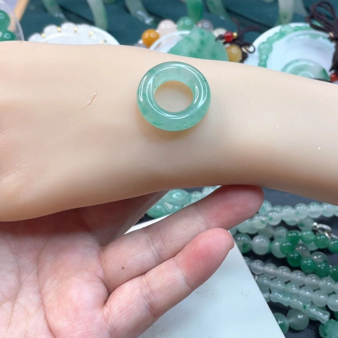 石英质玉未镶嵌颈饰