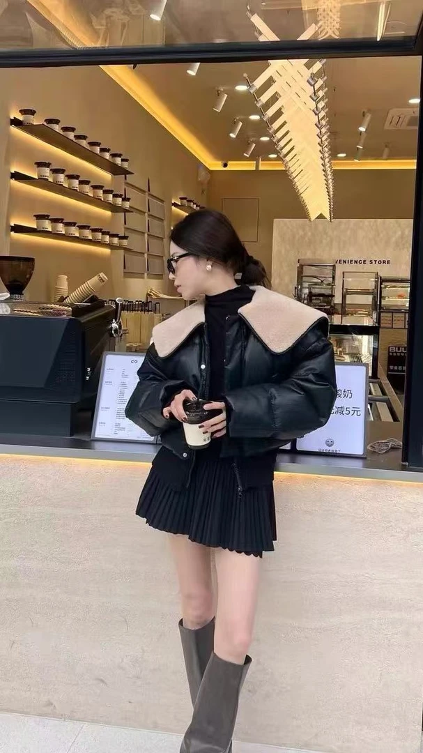 高端欧货2024冬季新款小众设计感羊羔毛娃娃领Pu皮外套