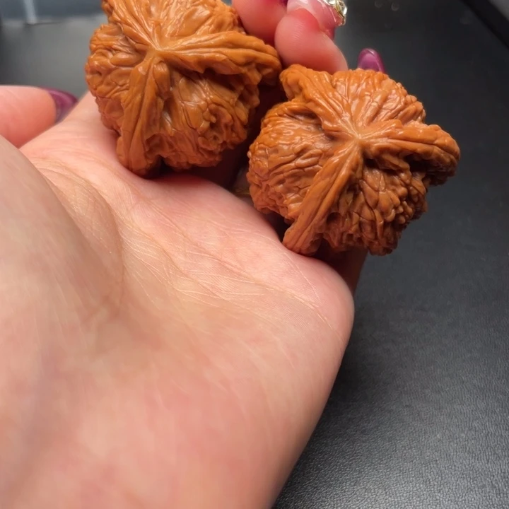 可***里文玩核桃吊坠白狮子