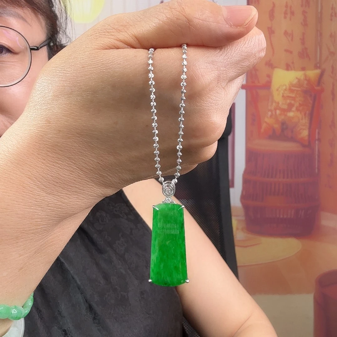 翡翠18K金镶嵌颈饰方牌