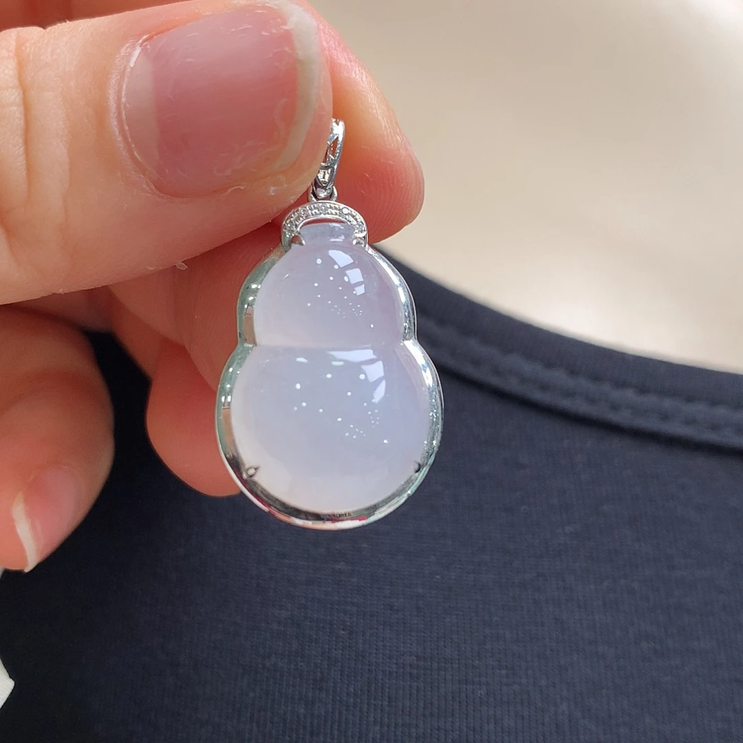 翡翠18K金镶嵌颈饰葫芦