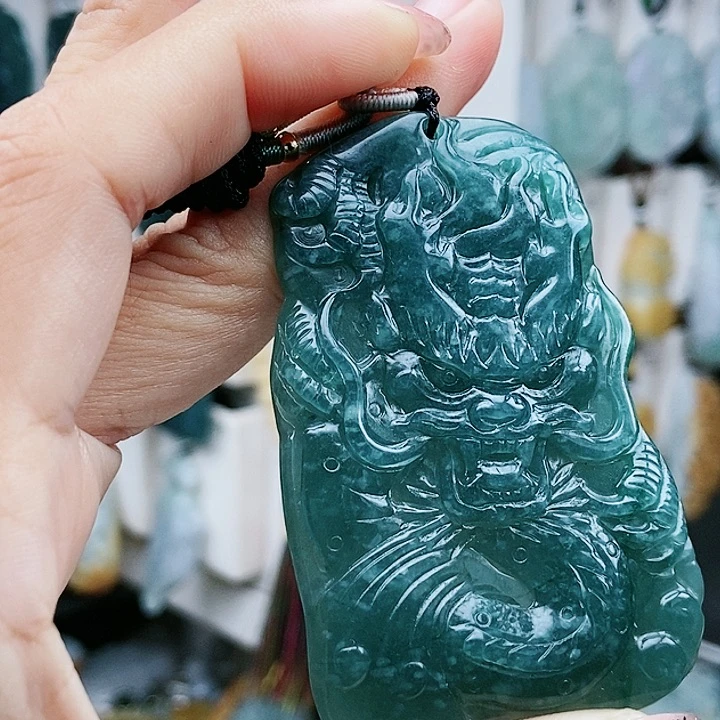 颈饰足铂镶嵌翡翠翡翠