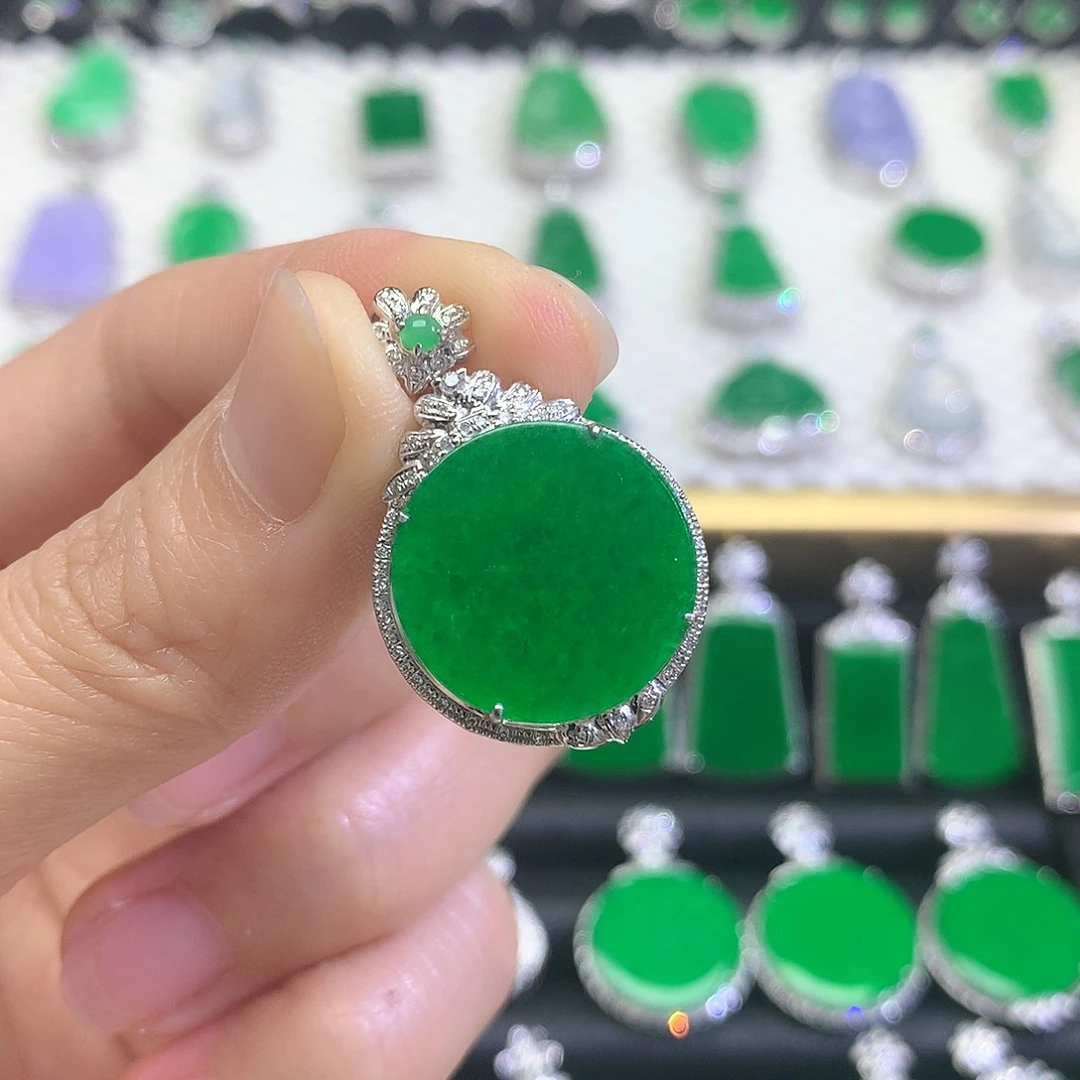 颈饰18K金镶嵌翡翠吊坠