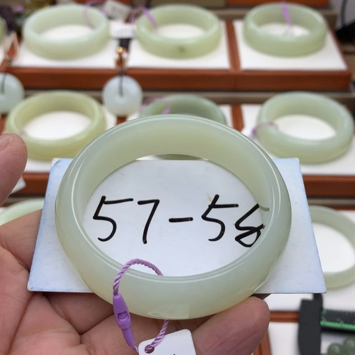 颈饰未镶嵌和田玉（碧玉）