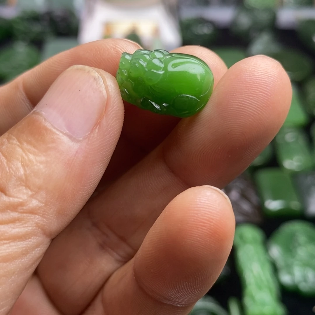 青***栀颈饰未镶嵌和田玉（碧玉）