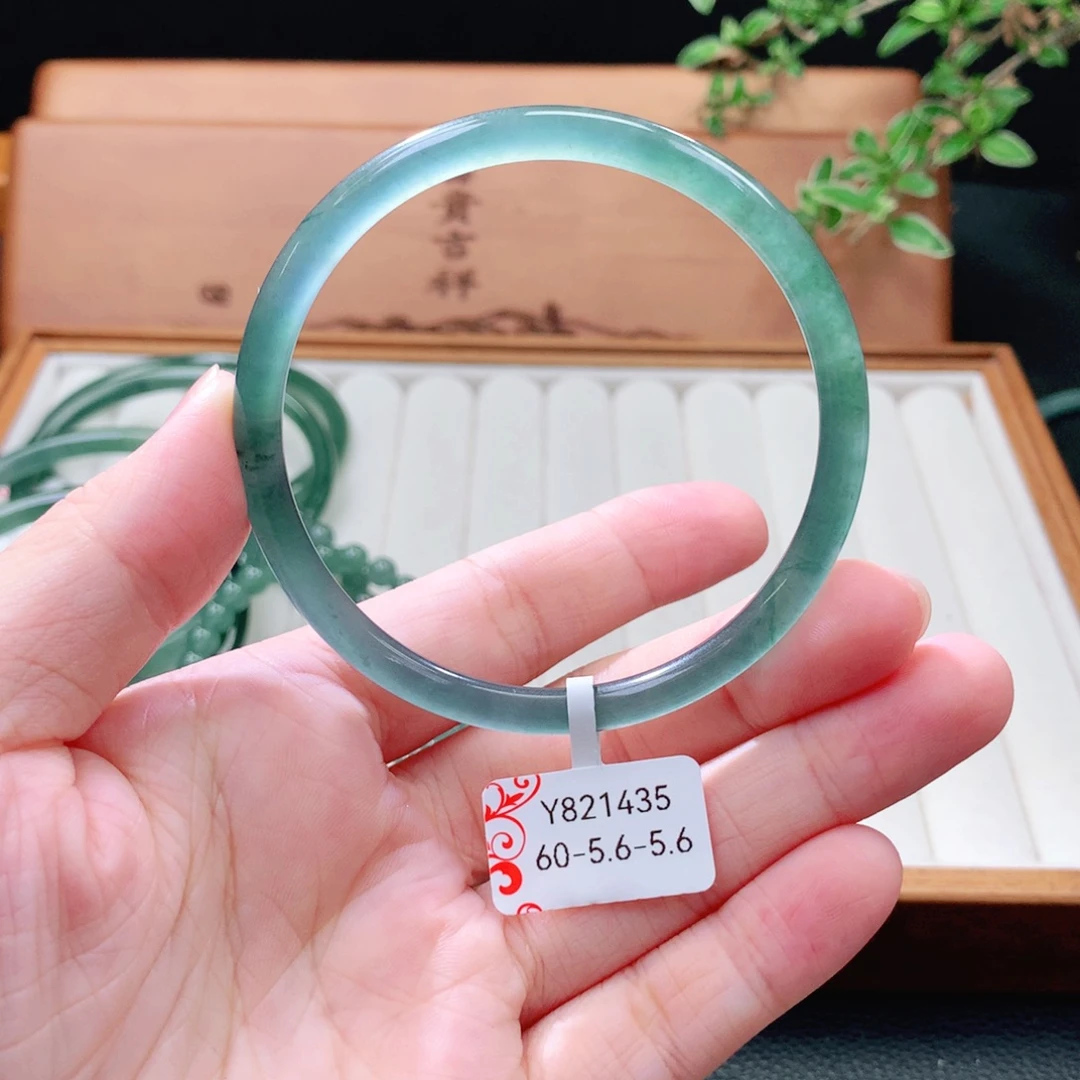 翡翠未镶嵌手镯（圆镯）