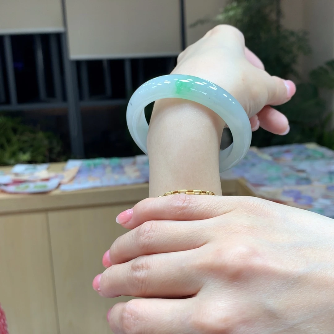 翡翠手镯未镶嵌不退不换