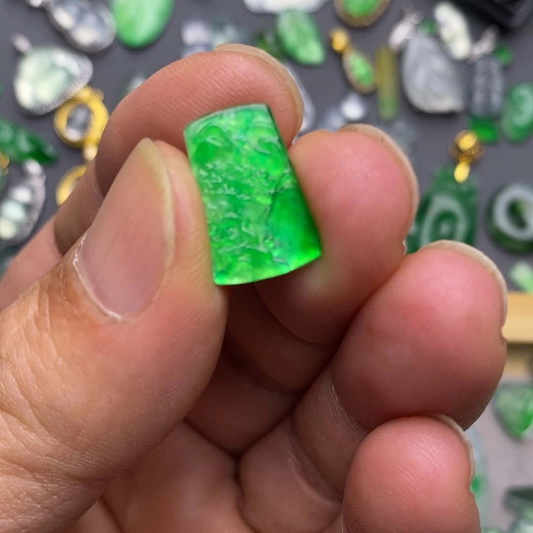 翡翠未镶嵌颈饰山水牌16×11×1