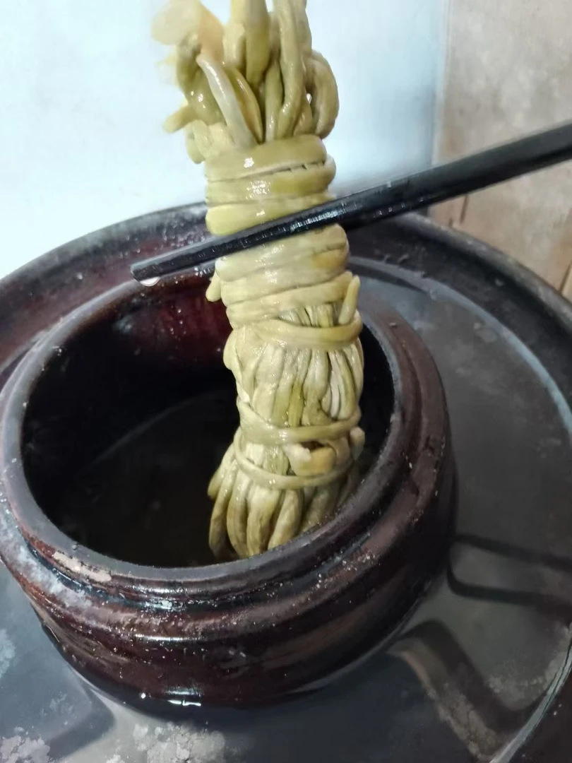 农家酒浸酸豆角，酸脆爽口