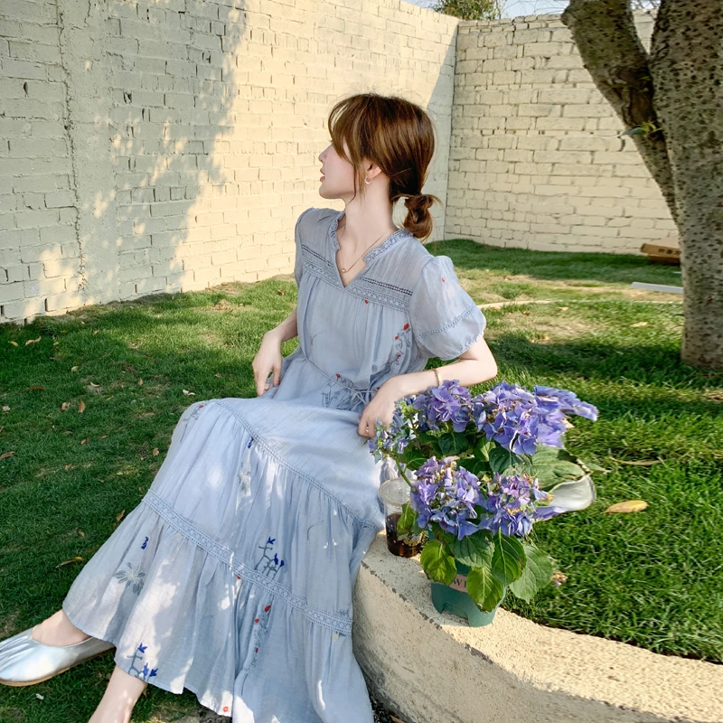 独特漂亮蓝色刺绣夏季连衣裙女2025新剧超好看海边度假风气质长裙