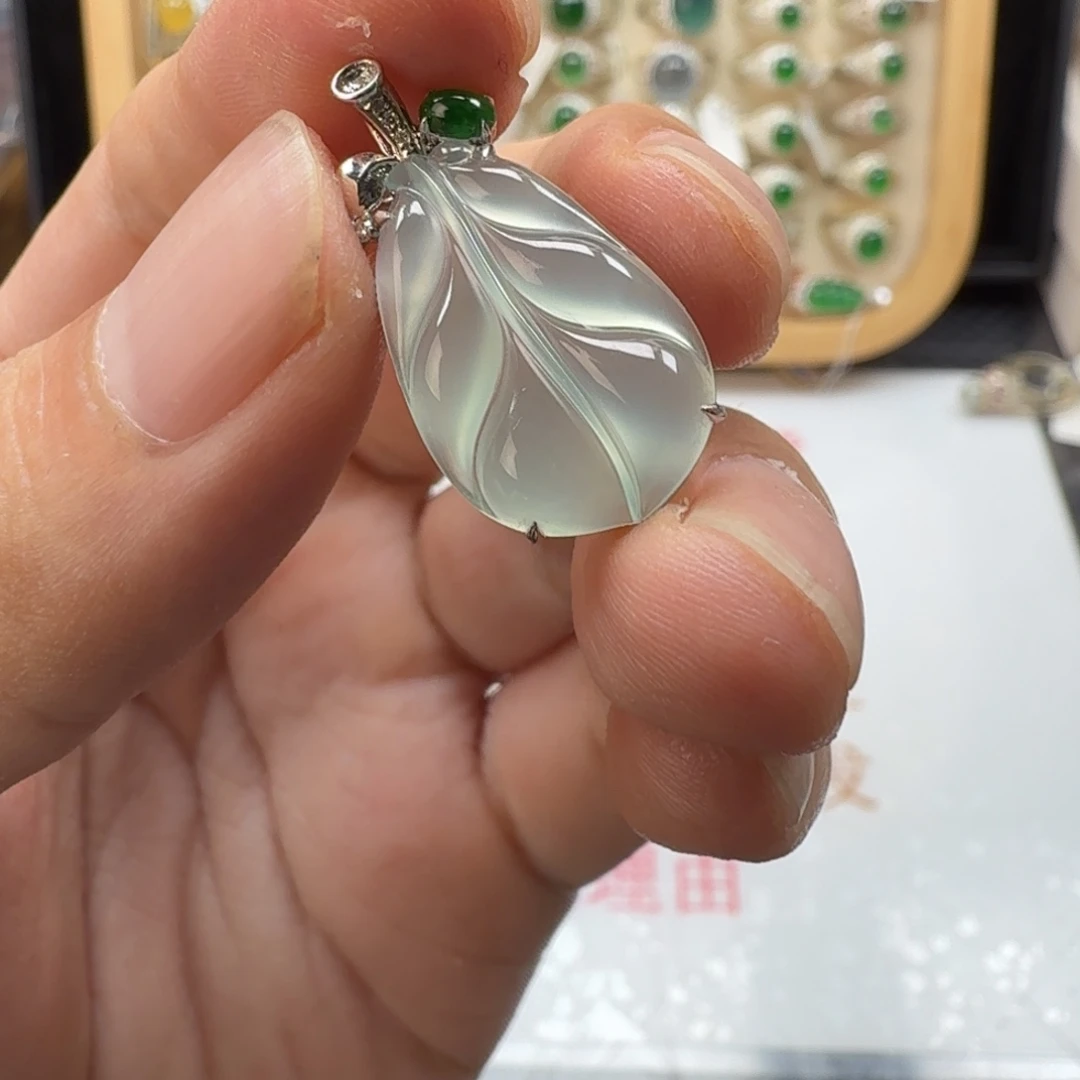 18K金镶嵌戒指翡翠天然缅甸翡翠A货