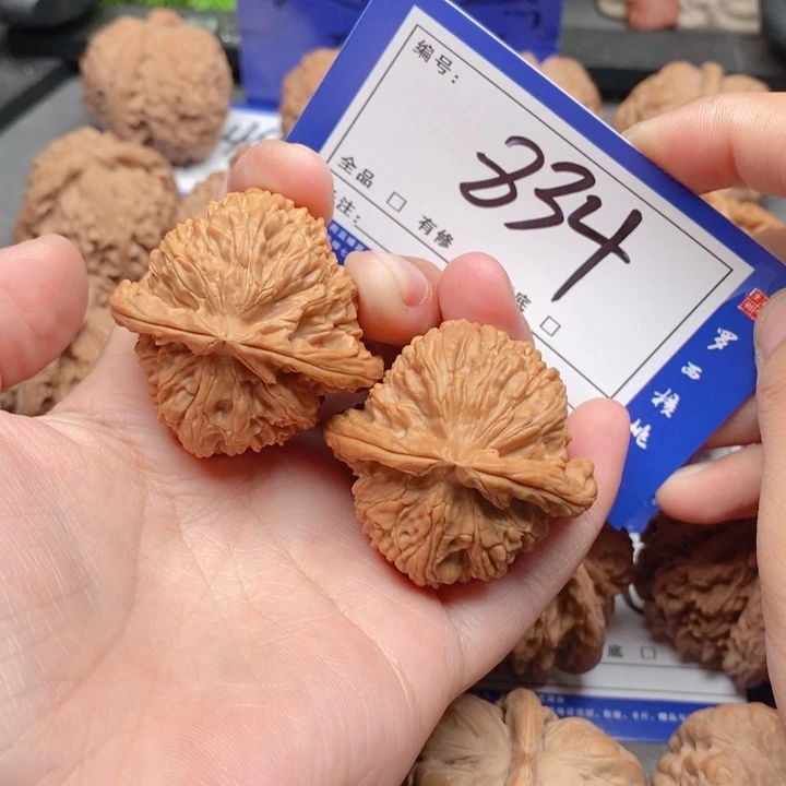把件桃核闲*?40白狮子834号牌