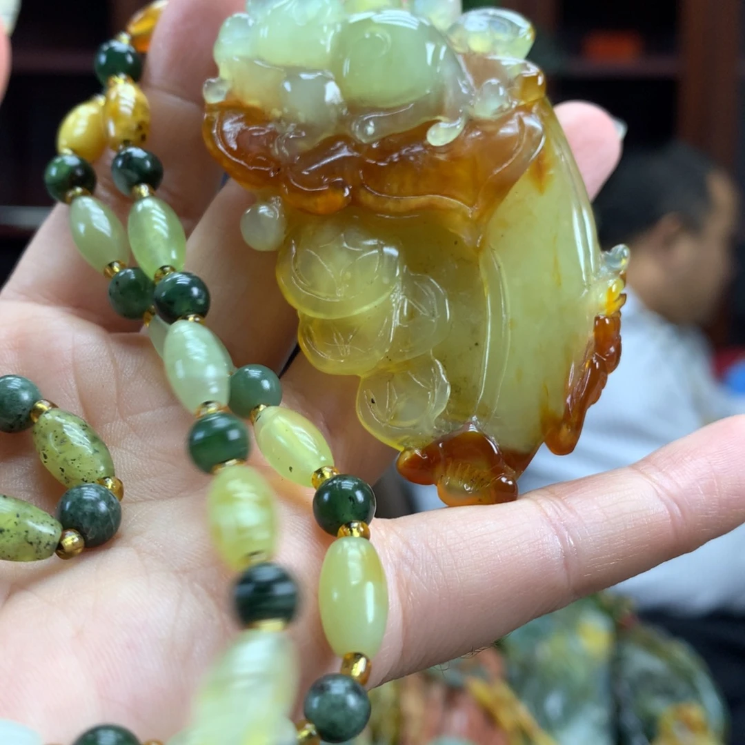 蛇纹石玉未镶嵌颈饰