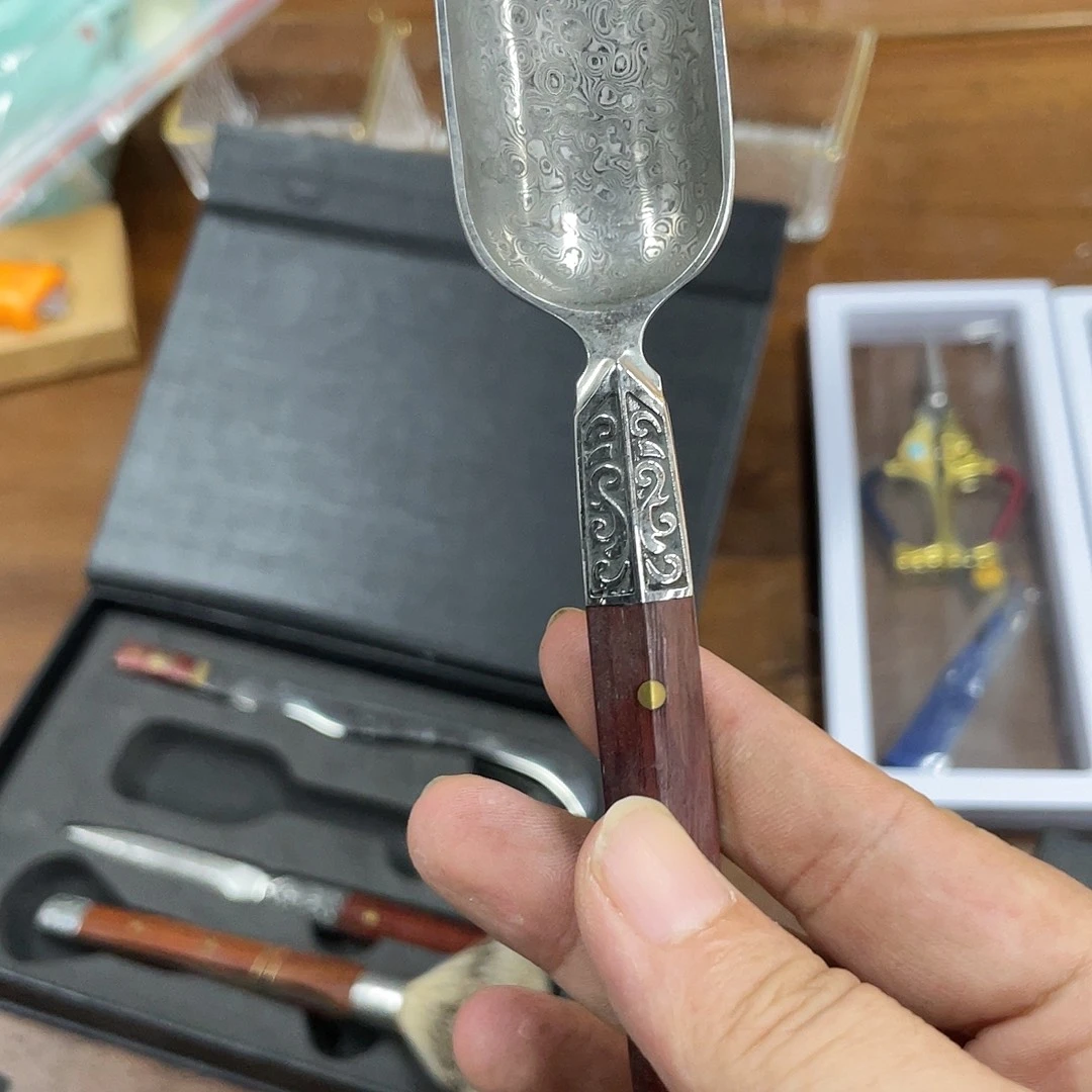 搪瓷杯子里还有很多东西